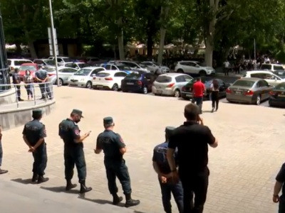 Բուհ չընդունված դիմորդների եււ ծնողների բողոքի ակցիայի մասնակիցներից մեկը բարձրացավ նամակ փոխանցելու ԿԳՄՍ փոխնախարարին