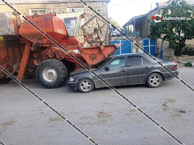 Սյունիքի մարզում  Mercedes-ը մխրճվել է ցորեն հնձող կոմբայնի մեջ