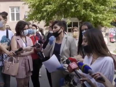 Մի քանի քաղաքացի բողոքի ցույց է անցկացնում Հայաստանում Ռուսաստանի դեսպանատան դիմաց