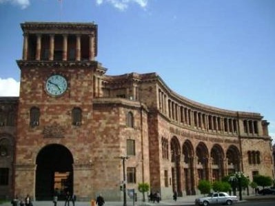 Գյուղմթերքի շուկայի առեւտրականները բողոքի ակցիա են անցկացնում կառավարության դիմաց