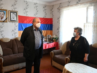Արմեն Սարգսյանն այցելել է օրեր առաջ Ադրբեջանի ագրեսիայի հետևանքով զոհված Սոս Էլբակյանի ընտանիքին (ֆոտո)