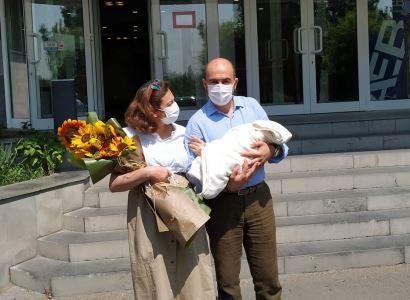 Մենք արդեն երեքով ենք. Լենա Նազարյանի ամուսինը լուսանկար է հրապարակել կնոջ եւ առաջնեկ որդու հետ