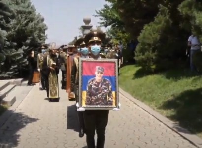 Օրհներգի և պատվո համազարկի ներքո «Եռաբլուրում» հողին հանձնեցին ժամկետային զինծառայող Արթուր Մուրադյանին (ֆոտո)