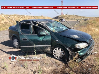Երևան-Գյումրի ավտոճանապարհին Opel-ը բախվել է Հյուսիս-Հարավի բետոնե արգելապատնեշներին և գլխիվայր շրջվել․ կա 4 տուժած