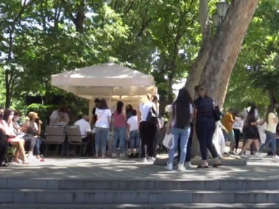 Բուհ չընդունված դիմորդներն ու իրենց ծնողները  կրկին ԿԳՄՍՆ դիմաց են, շարունակում են բողոքի ակցիան