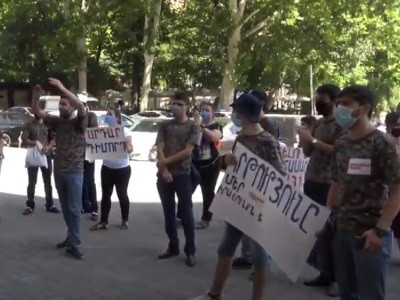 Մեր դուխները մի կոտրեք, որ դուխով գնանք բանակ. Դիմորդներն ակցիային զինվորական համազգեստով են