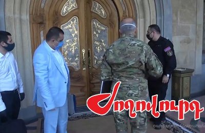 «Ժողովուրդ». Սկանդալային միջադեպ՝ Ծառուկյանի տան խուզարկության ժամանակ. Այստեղ «բախվել են» ԱԱԾ-ն ու ՔԿ-ն