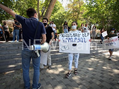 Չընդունված դիմորդները Աստվածաշունչ փոխանցեցին Արայիկ Հարությունյանին