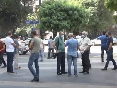 «Լիդիանի» նախկին աշխատակիցներն ու հարակից համայնքների բնակիչները կառավարության մոտ են. պահանջում են բացել հանքը