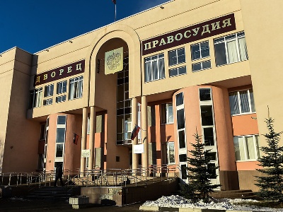 Փաստաբան. Լյուբերցում դատարանի շենքի առջեւ, որտեղ «դատում էին» 12 հայի, զրահատեխնիկա եւ գվարդիականների էին տեղակայել
