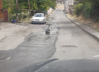 Զովունի գյուղից 4 օր է՝ կոյուղաջուրը հոսում է Եղվարդ-Երևան հանրապետական նշանակության ճանապարհին (ֆոտո)