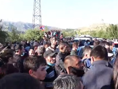 Քաղաքացիական հագուստով անձը բերման ենթարկեց Վահագն Վարագյանին (ֆոտո)