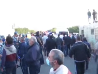 Ջերմուկ տանող ավտոճանապարհն Ամուլսարի պահապանները փակել են. պահանջում են «Լիդիանի» վագոն-տնակները 30 մետր հետ տանել