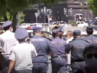 Դիմակ- շոու. Երևանում բողոքի ակցիայի մասնակցին բերման ենթարկեցին դիմակը սխալ կրելու համար