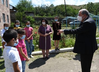 Արմեն Սարգսյանն այցելել է սահմանամերձ Չինարի գյուղ