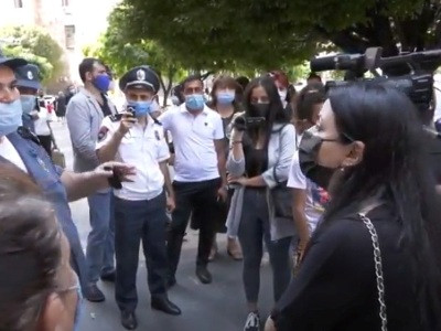 Armenians living, working in Russia stage protest outside Armenia government building