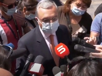 Armenia FM to protester: You should clarify the issue before screaming at me