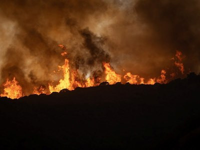 At least 100 homes evacuated in Los Angeles after huge fire