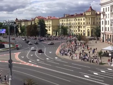 Florists distributing flowers to protesters in Minsk
