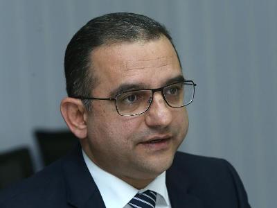 Armenia minister of economy is fined for entering press conference hall without face mask