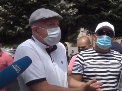 Armenia car importers picketing outside government building