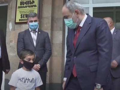Բա խի՞ մեր տան դեմը ասֆալտ չեք անում. սեւանցի փոքրիկը՝ Փաշինյանին