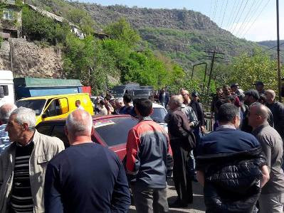 Residents block Armenia interstate road
