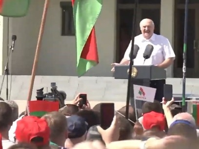 Belarus president arrives at rally in downtown Minsk to meet his supporters