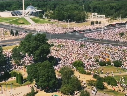 Tens of thousands of people attend opposition rally in Minsk