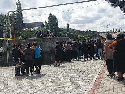 «Մեր պահանջն այն է, որ տղաներին չտանեն ». Ախալքալակում սպանված երիտասարդի գյուղում բողոքի ակցիա է (ֆոտո)