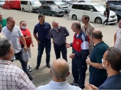 Armenia Boxing Federation members visit boxer Israel Hakobkokhyan on hunger strike