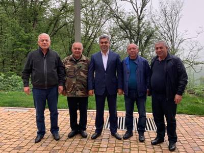 Պաշտոնաթող, թոշակառու գեներալ ընկերներով․ Արշավիր Ղարամյանը լուսանկար է հրապարակել