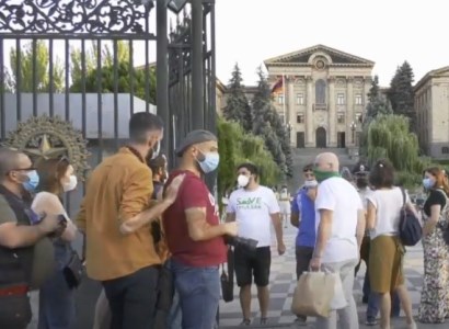 Прогулка с детьми в парке парламента Армении в защиту Амулсара и Джермука