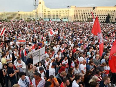 Aleksandr Lukashenko's supporters and opponents gather in central Minsk