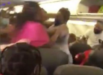 American Airlines-ի չվերթի երկու ուղեւոր ծեծկռտուք է կազմակերպել դիմակի համար (վիդեո)