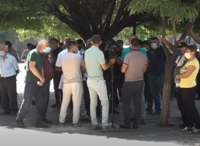 Armenia village residents picket outside government building