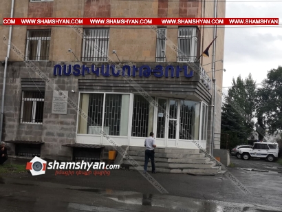 Գյումրիում 29-ամյա տղամարդը բարձրացել է իրենց շենքի տանիք և հայտնել, որ 30 րոպեից իրեն ցած է նետելու. Shamshyan.com