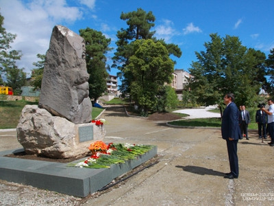 President pays tribute to Artsakh hero