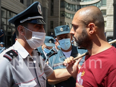 Armenian police apprehend demonstrators in front of Education Ministry