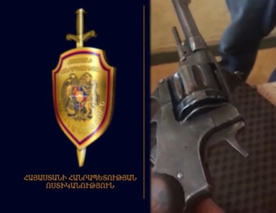 Ոստիկանները Արայի գյուղի տներից մեկում ապօրինի հրազեններ ու թմրամիջոցի նմանվող զանգվածներ են հայտնաբերել