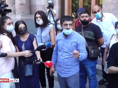 Armenians wishing to go to Russia resume their protest outside Armenia government building