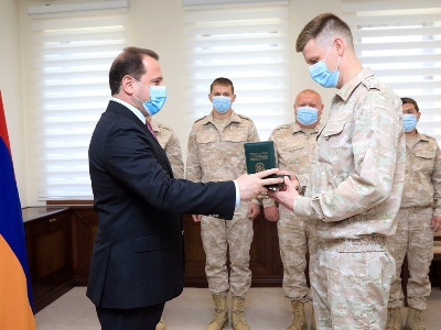 Armenia defense minister awards Russia servicemen