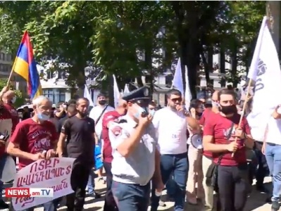 Citizens demanding Armenian education minister's resignation start march in Yerevan