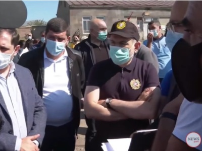 Armenia village residents present their complaints to visiting PM
