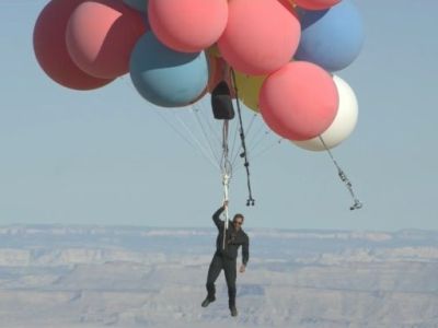 Illusionist David Blaine flies over desert using a bunch of balloons