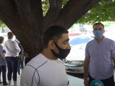 Armenians wishing to go to Russia resume their protest outside Armenia government building