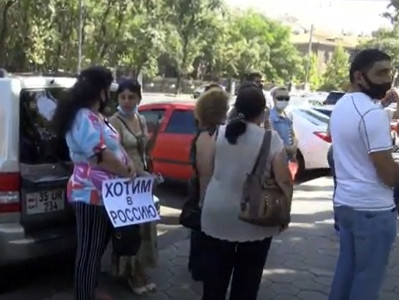 «Թող մեզ ճանապարհեն մի ձեւով». Ռուսաստան մեկնել ցանկացող ՀՀ քաղաքացիների բողոքի ակցիան ԱԺ-ի դիմաց