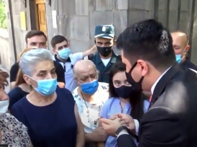 Թաքուն հարսանիք են անում, տատիկ-պապիկի կենացն են խմում ու վարակում. Ալեն Սիմոնյան