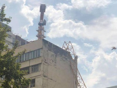 Բաքվում վերամբարձ կռունկը շրջվել է բնակելի շենքի վրա