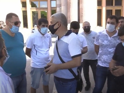 Ամենամեծ խնդիրն այն է, որ ՌԴ-ից Հայաստան ավտոմեքենաների մեծ հոսք կարող է գալ. ավտոներկրողները Կառավարության դիմաց են